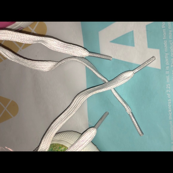 Jojo Siwa rainbow shows with bow - Picture 2 of 5